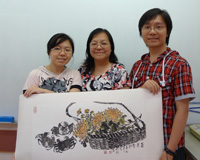 李氏一家展示他們的畫作。(左起: 李凱淇，霍妙顏，李凱瑋)